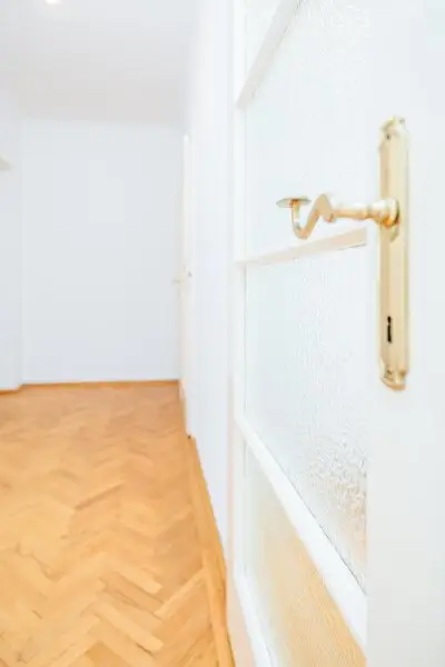 GEIDORF I ZENTRAL & DOCH IDYLLISCH I GRÜNBLICK I ANGENEHME WOHNATMOSPHÄRE I BAD MIT WANNE UND FENSTER I CHARAKTERVOLLER PARKETT I PROJEKT WOHNEN