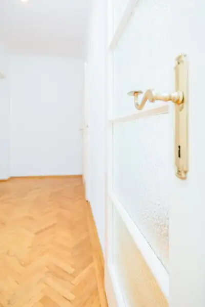 GEIDORF I ZENTRAL & DOCH IDYLLISCH I GRÜNBLICK I ANGENEHME WOHNATMOSPHÄRE I BAD MIT WANNE UND FENSTER I CHARAKTERVOLLER PARKETT I PROJEKT WOHNEN