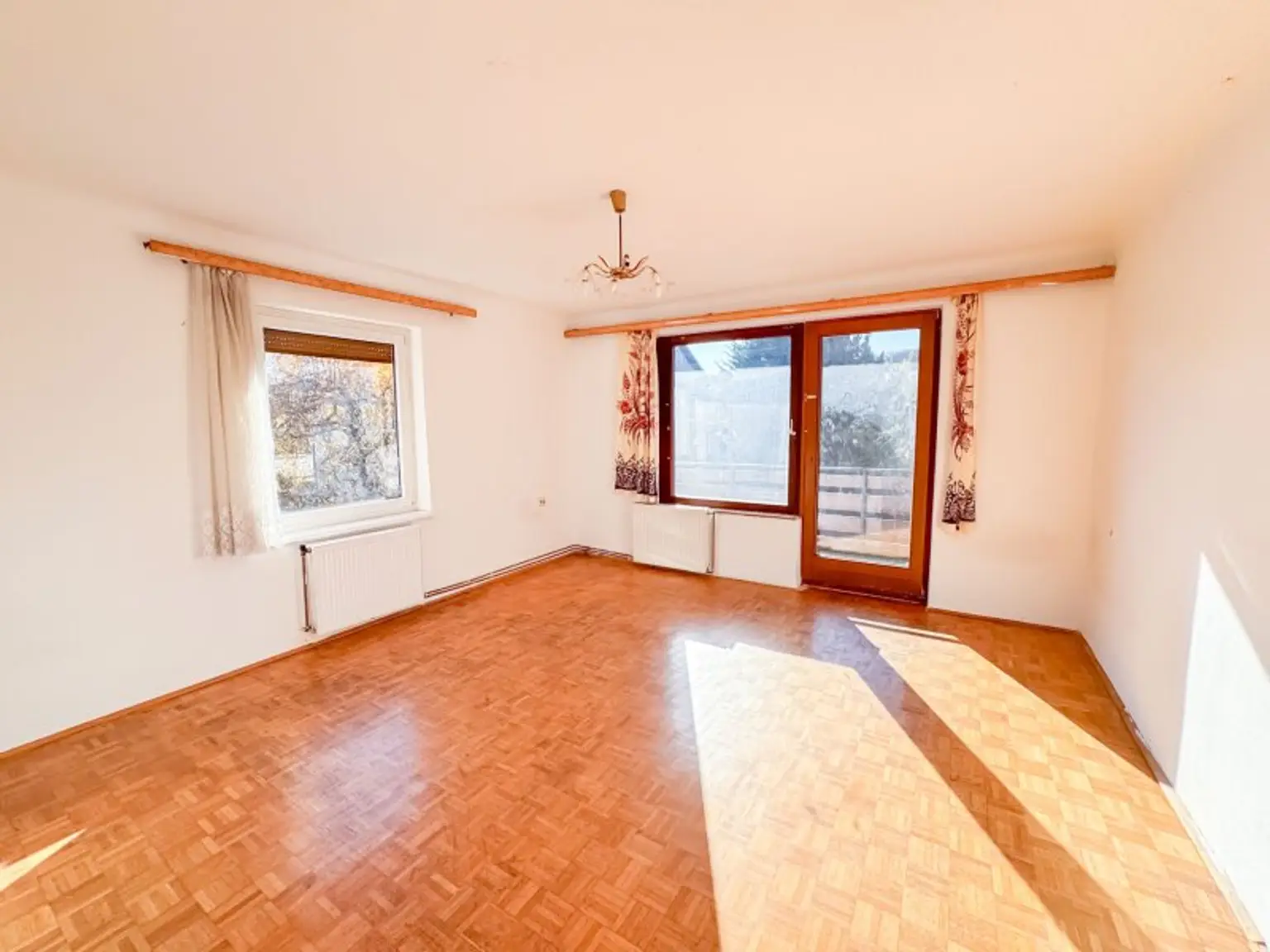 Einfamilienhaus mit 603 m2 Garten beim Auhof Center zu vermieten! Private oder gewerbliche Nutzung möglich! Arbeiterquartier!