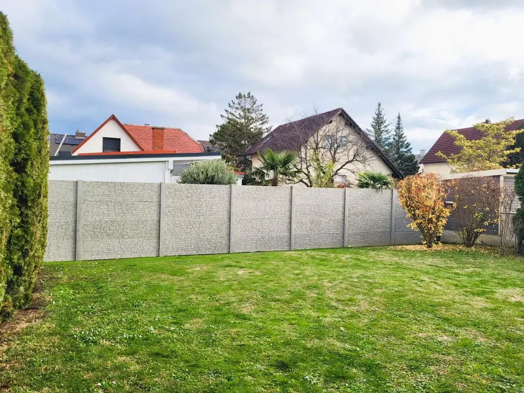 GUT GELEGENES HAUS MIT PFLEGELEICHTEM GARTEN IN BRUNN AM GEBIRGE