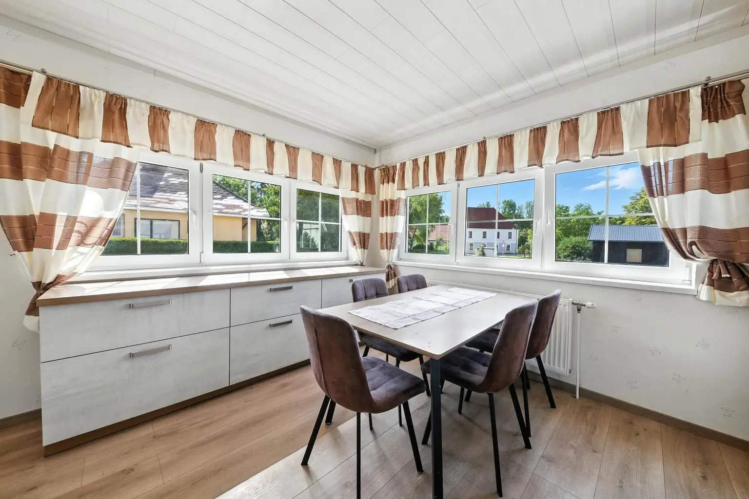 Modernisiertes Einfamilienhaus mit großzügigem Grundstück und Ausbaupotenzial