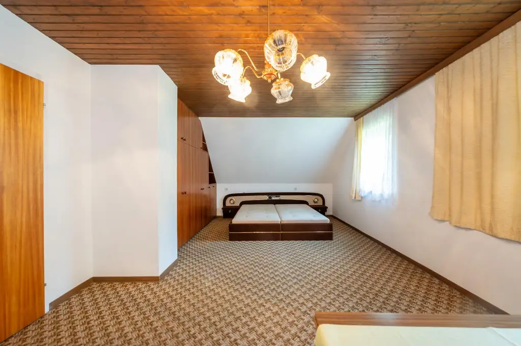 Einfamilienhaus mit großem Grundstück in sonniger Ruhelage