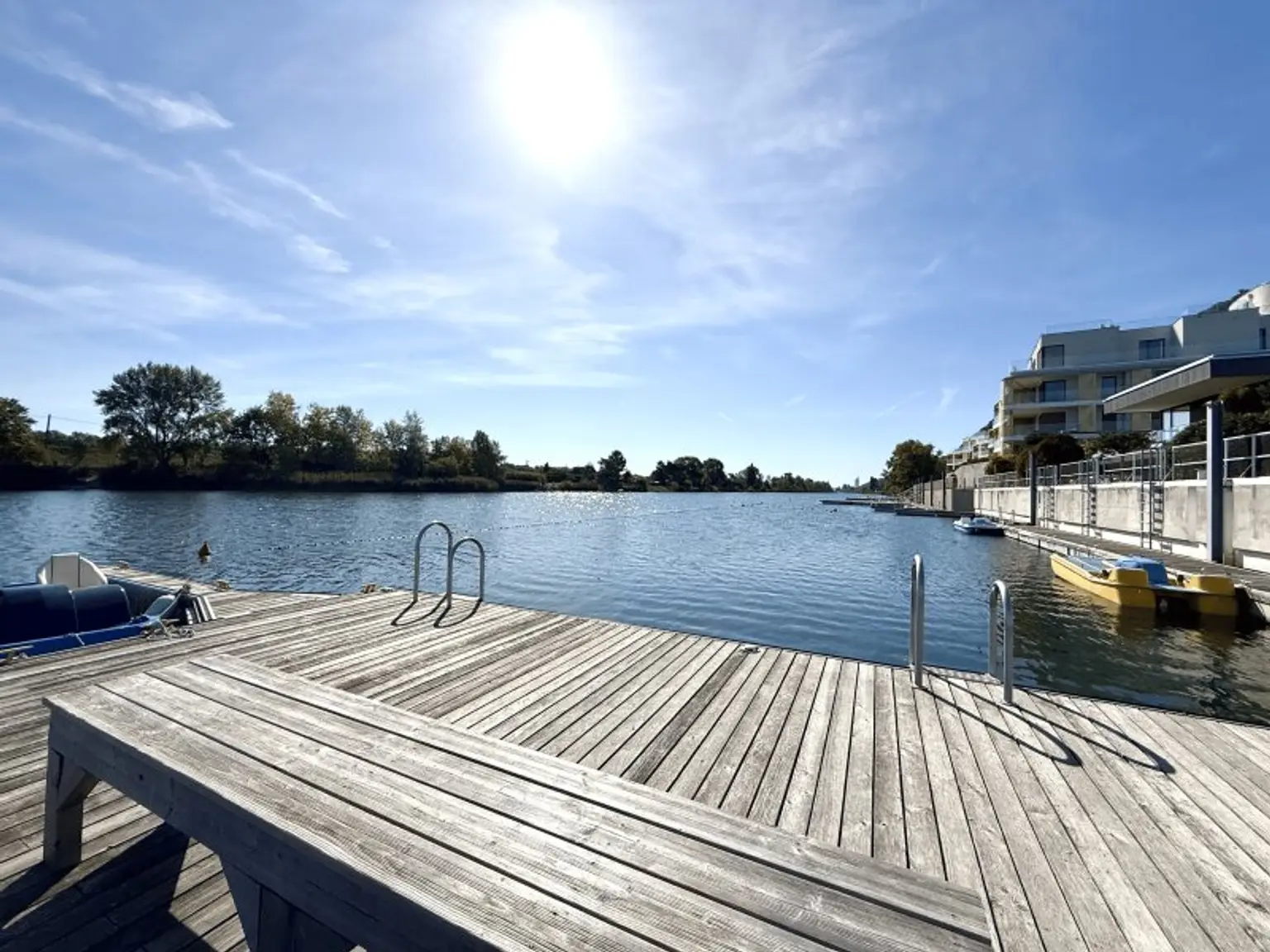 ERSTBEZUG MIT BADESTEG AM WASSER: Ruhelage mit Fernblick über die Donau I großzügige Terrassen & geräumige Wohnküche