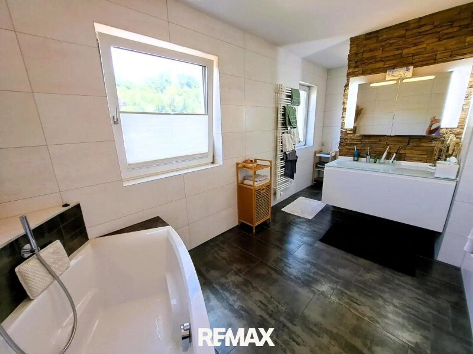 OG -  großes Badezimmer mit Wanne und Dusche