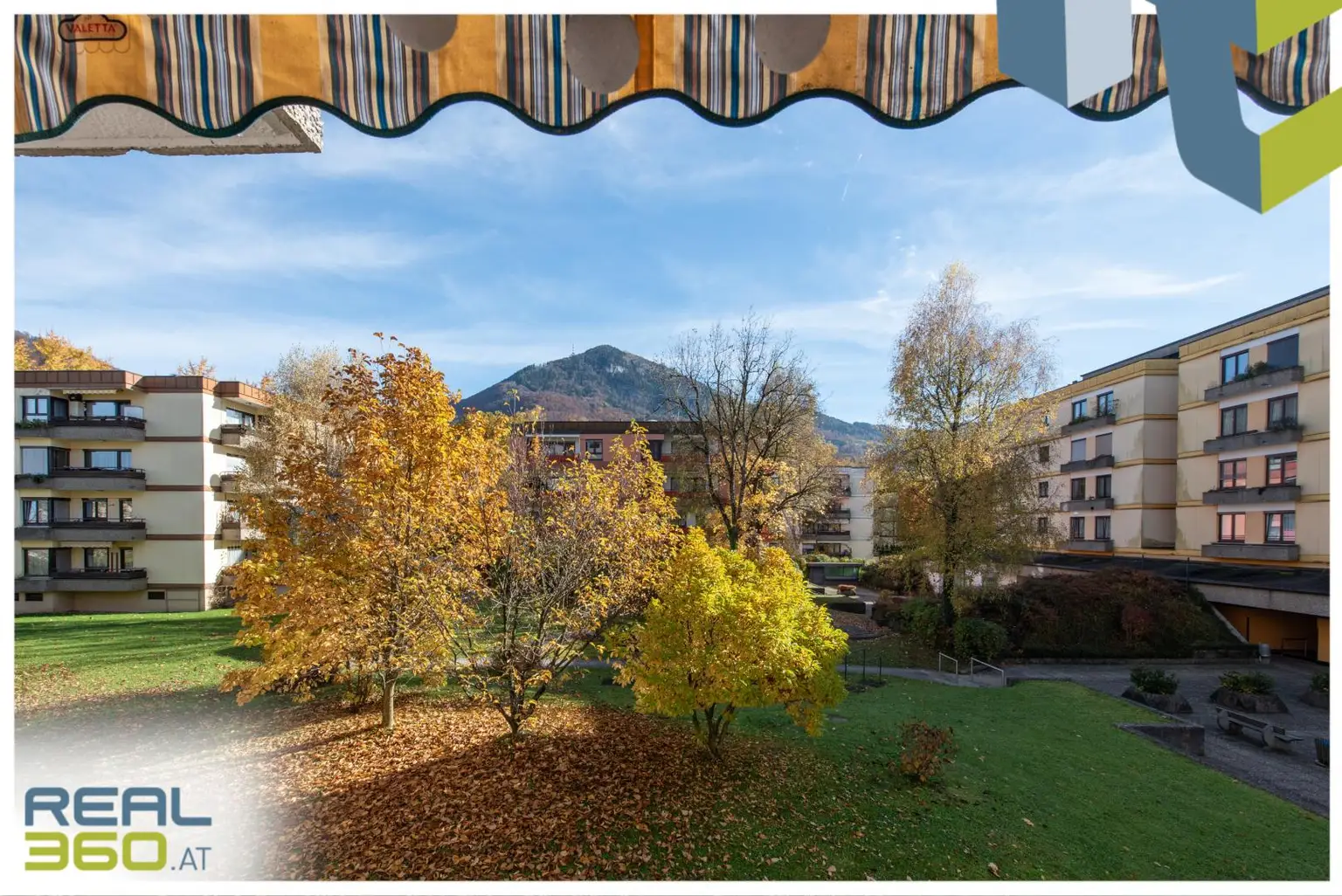 Blick ins Grüne von der Loggia aus