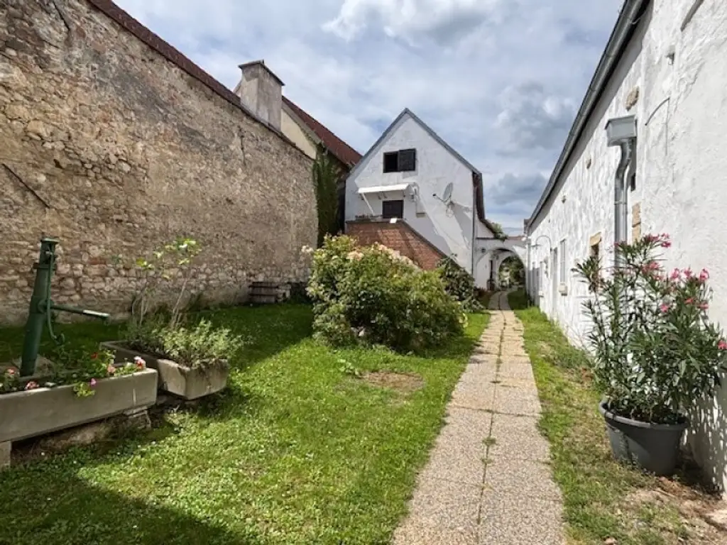 Breitenbrunn - historische (16.Jhd.), neu sanierte Wohnung samt Nebengebäuden und Garten im Ortszentrum