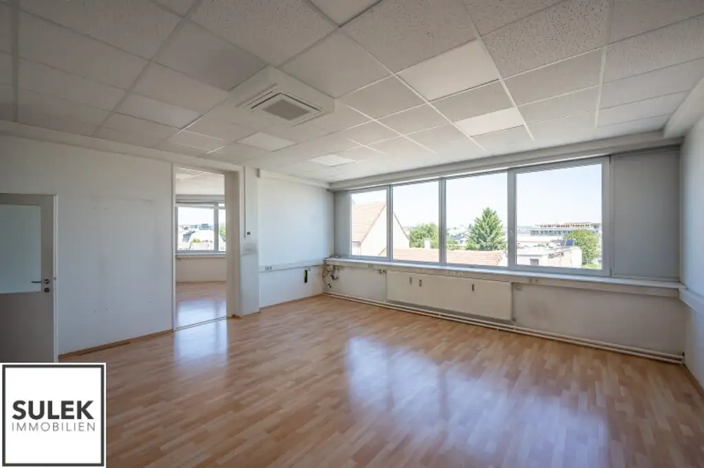 Grundstück mit vier Baukörpern - Büro-, Geschäfts- und Gewerbegebäude inkl. Parkplätzen in Vösendorf