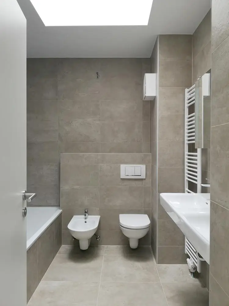 neu saniertes Bad mit Wanne, Dusche, Bidet und WC