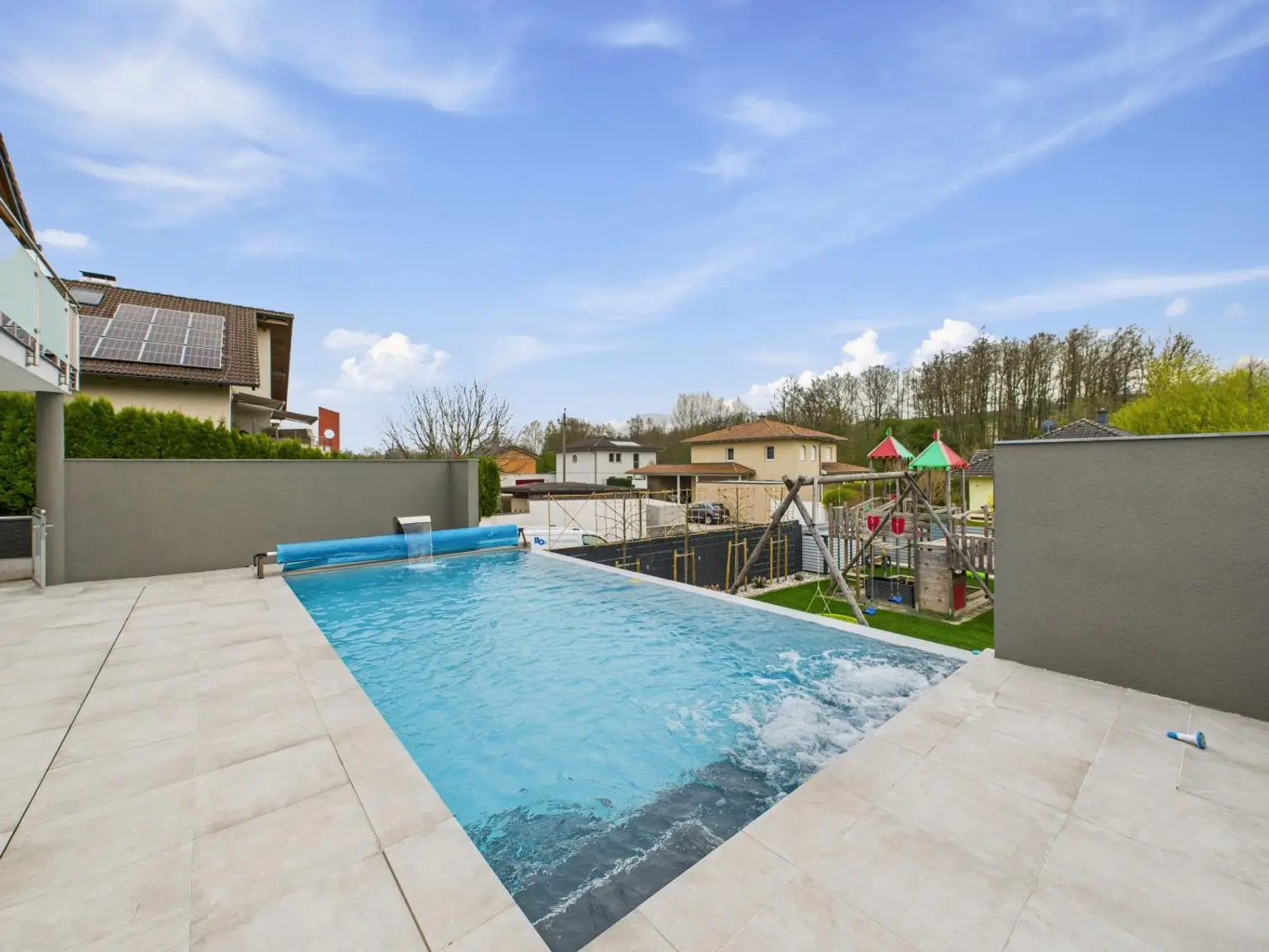 NÄHE WELS: Hochwertig modernisiertes Einfamilienhaus mit Traumgarten, Luxus - Poolanlage & smarter Haustechnik