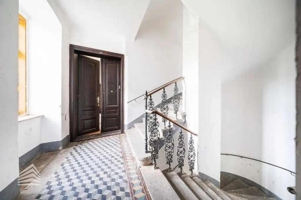 Sanierungsbedürftiges bestandsfreies Zinshaus mit Dachgeschoss, Nähe Thaliastraße