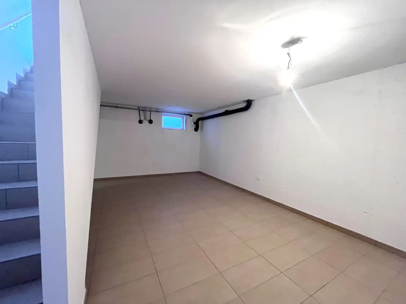 Erstbezug !! Traumhafte Doppelhaushälfte , Wohnkeller  mit Garten und 2 Stellplätzen!