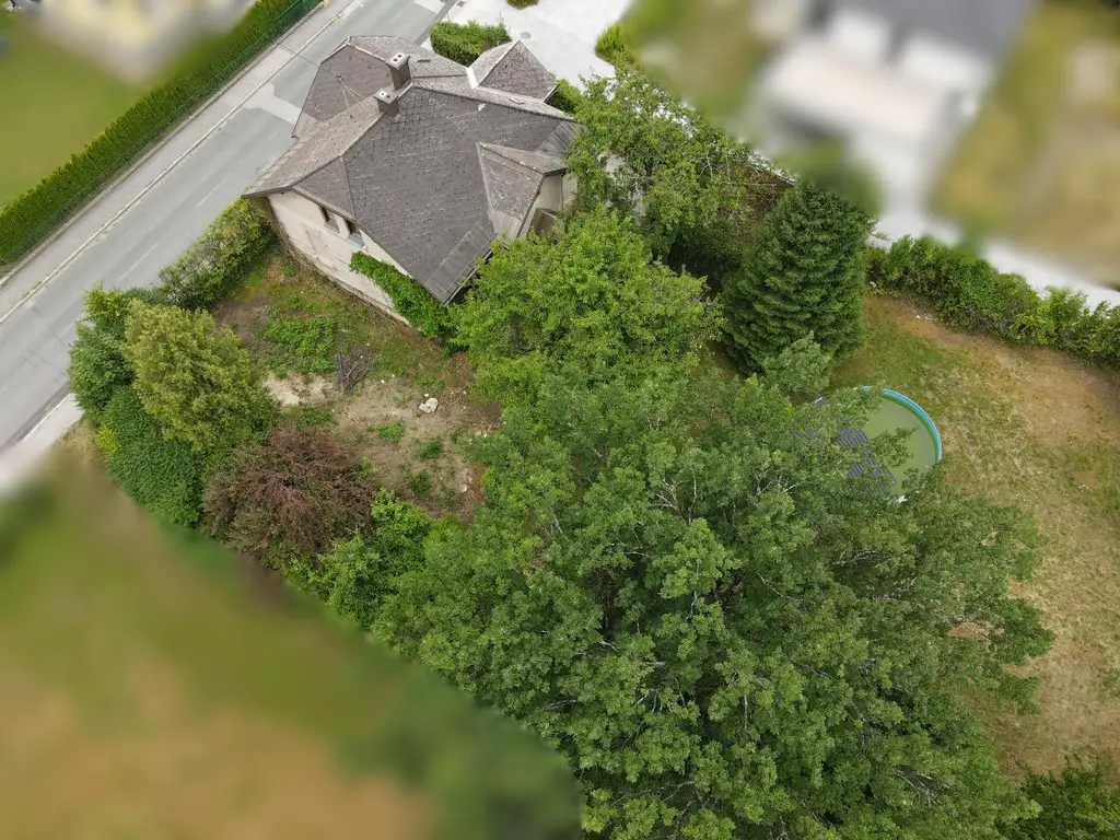 Charmante Villa - mit viel Potenzial und Geschichte auf großem Grund