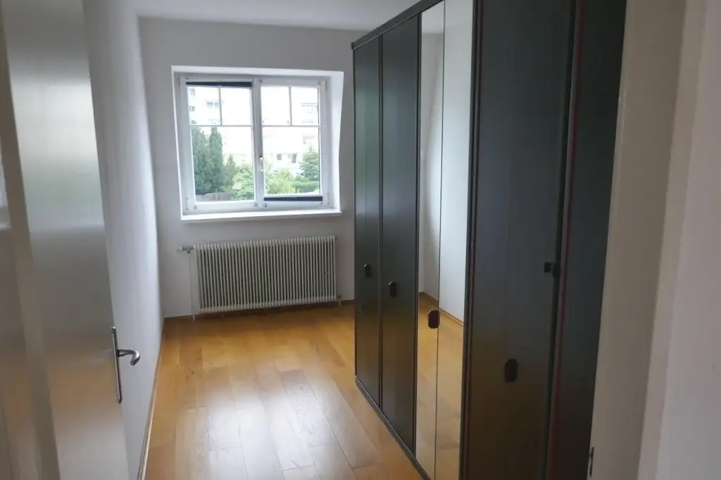 Schöne Villenwohnung in Aussichtslage mit Balkon und Parkplatz