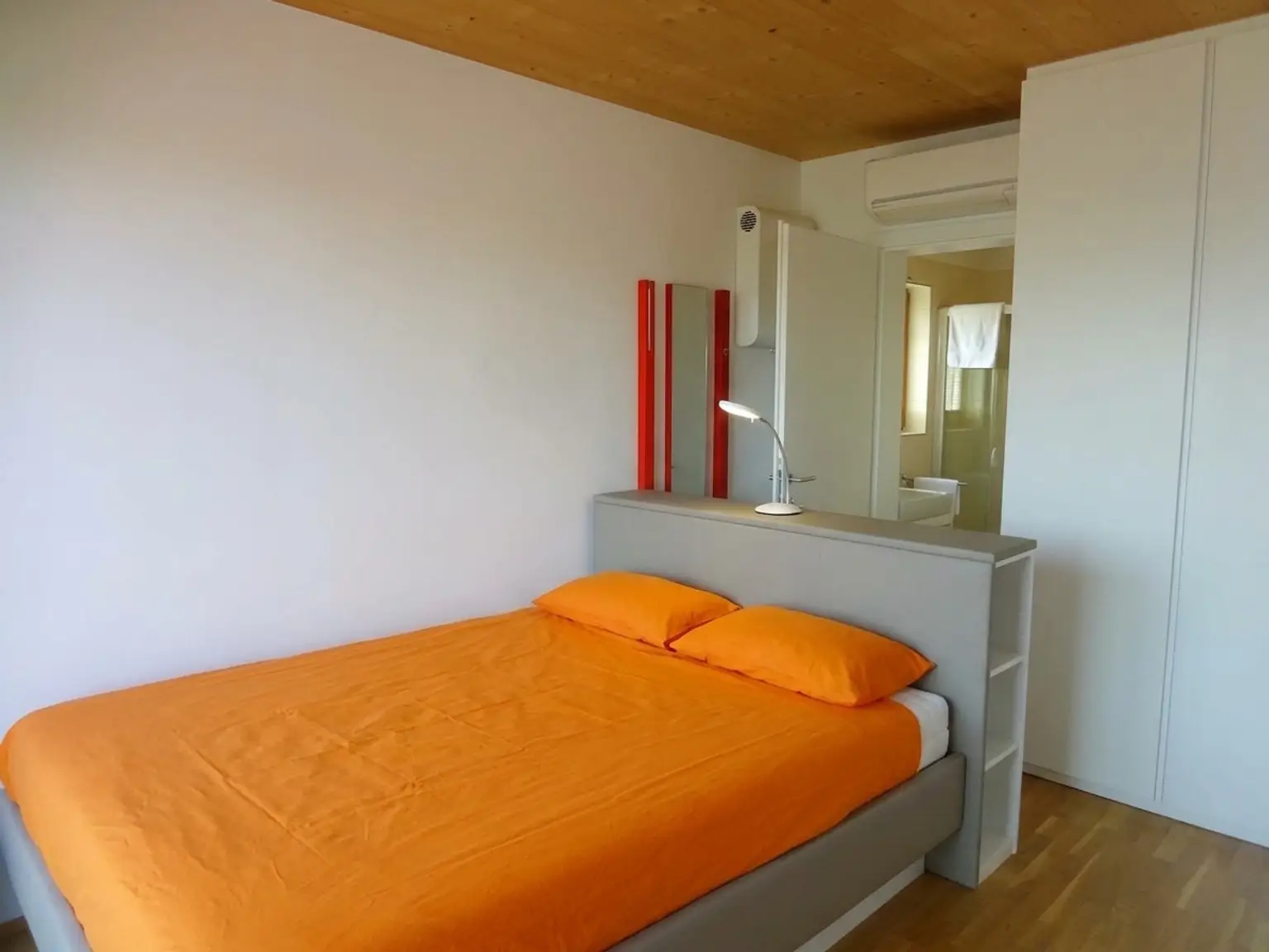 Schlafzimmer ( aufgeräumt mit KI Unterstützung)