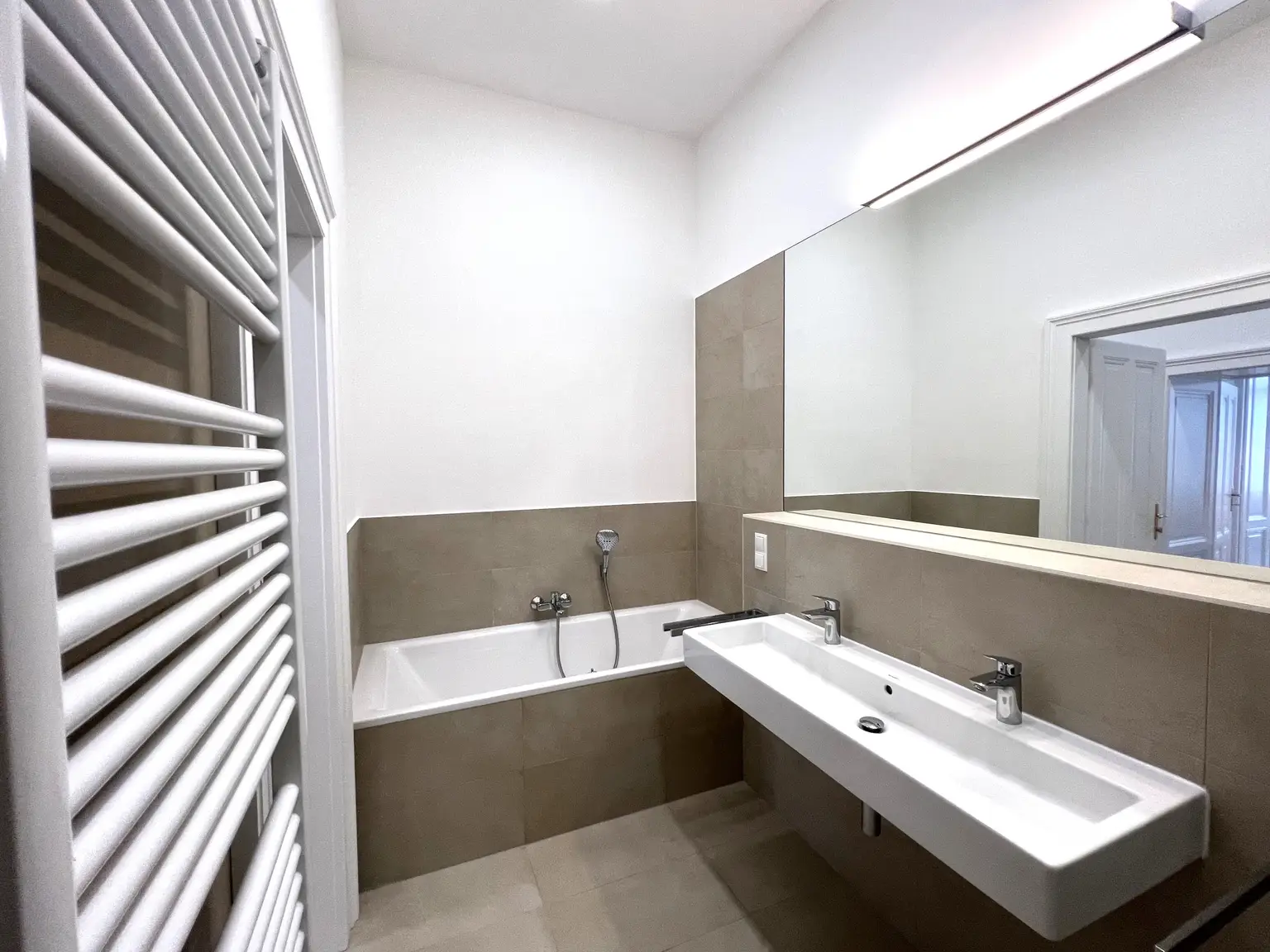 UNBEFRISTET und ERSTBEZUG: Prachtvolle, ruhige und klimatisierte Altbauwohnung in fantastischer Lage / FIRST OCCUPANCY: Quiet, air-conditioned flat in a historic building in a fantastic location
