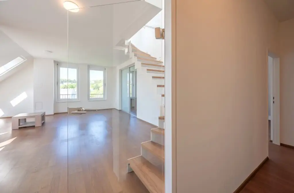 Panoramaliebling: Luxuriöse DG-Wohnung mit Dachterrasse und Fernblick