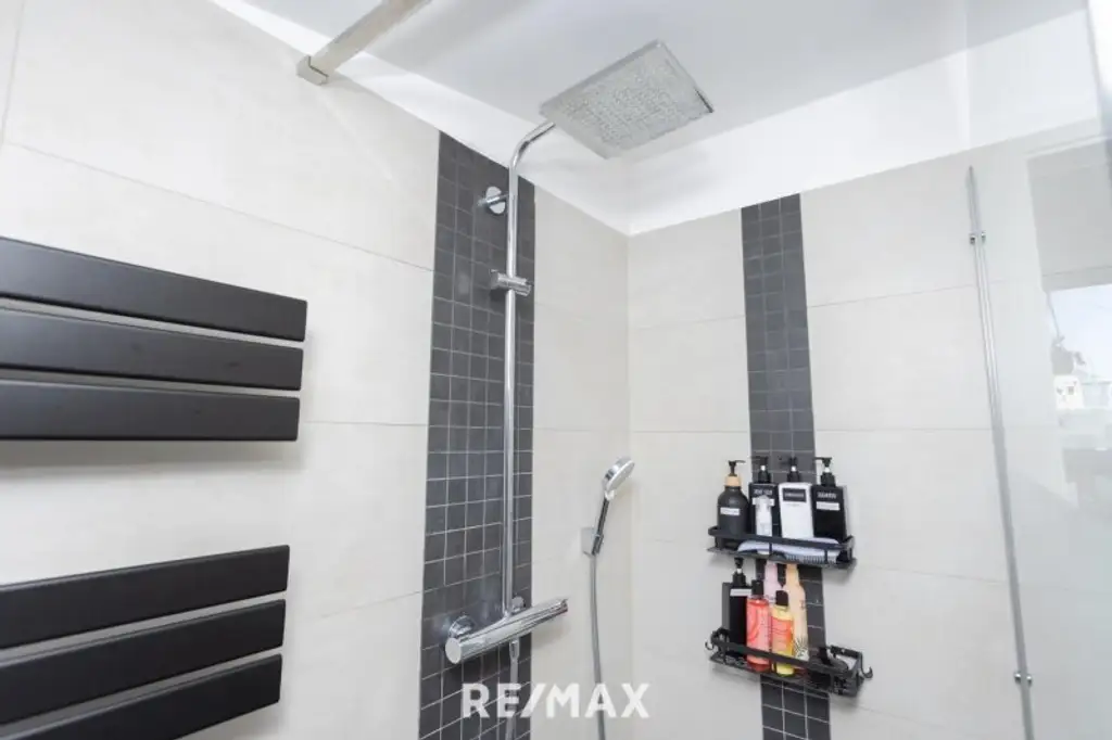 Herrliche DG-Maisonette mit 2 Hof-Terrassen bei der Volksoper, Währinger Straße