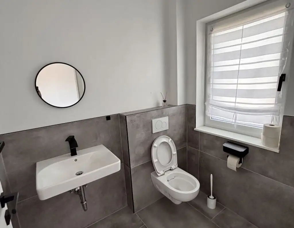 Neuwertige Doppelhaushälfte in Burgkirchen: Ihr neues Zuhause mit Garten und Terrasse!