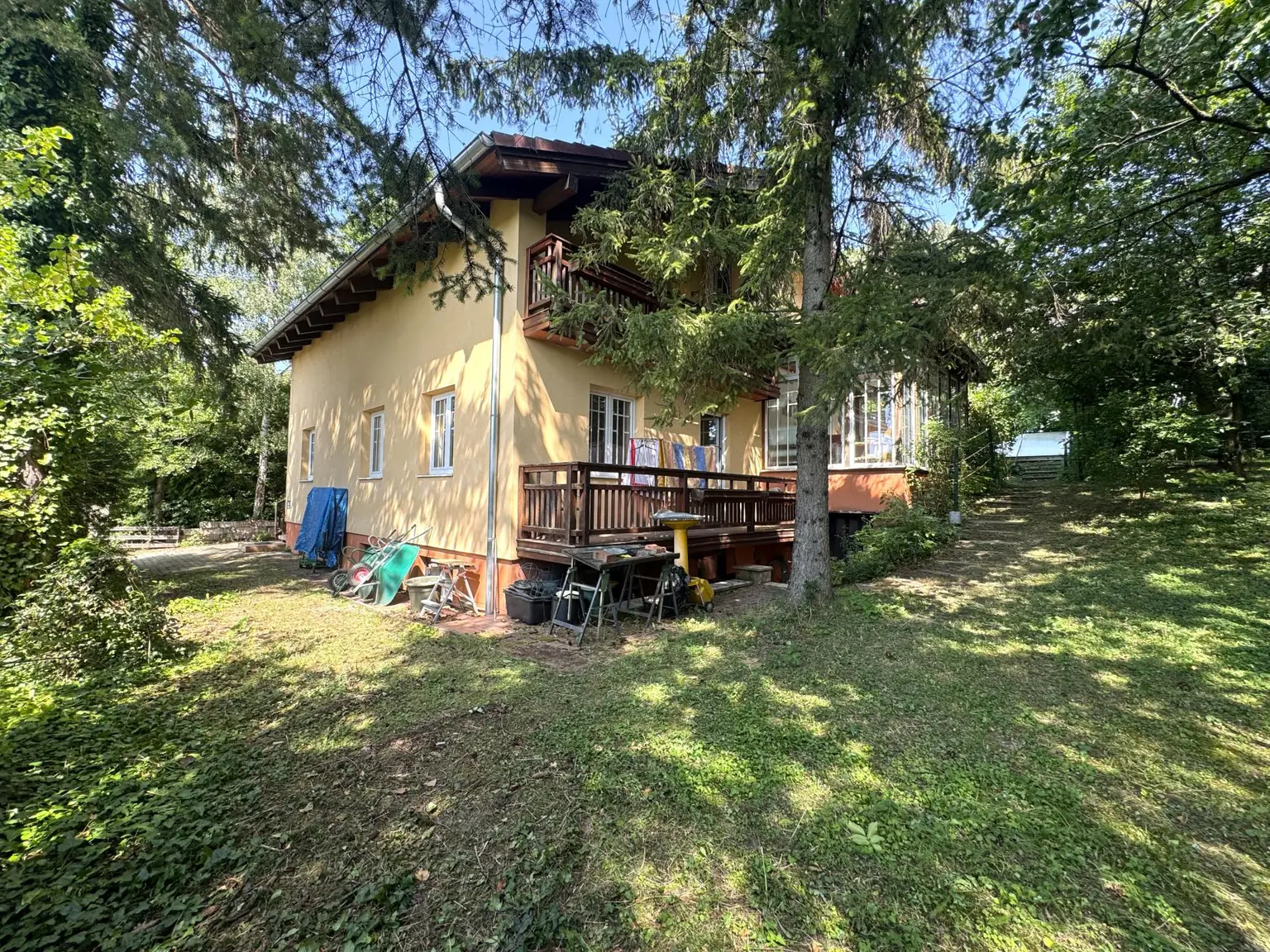 Großzügiges Einfamilienhaus mit Pool, Wintergarten und Doppelgarage mitten im Grünen!