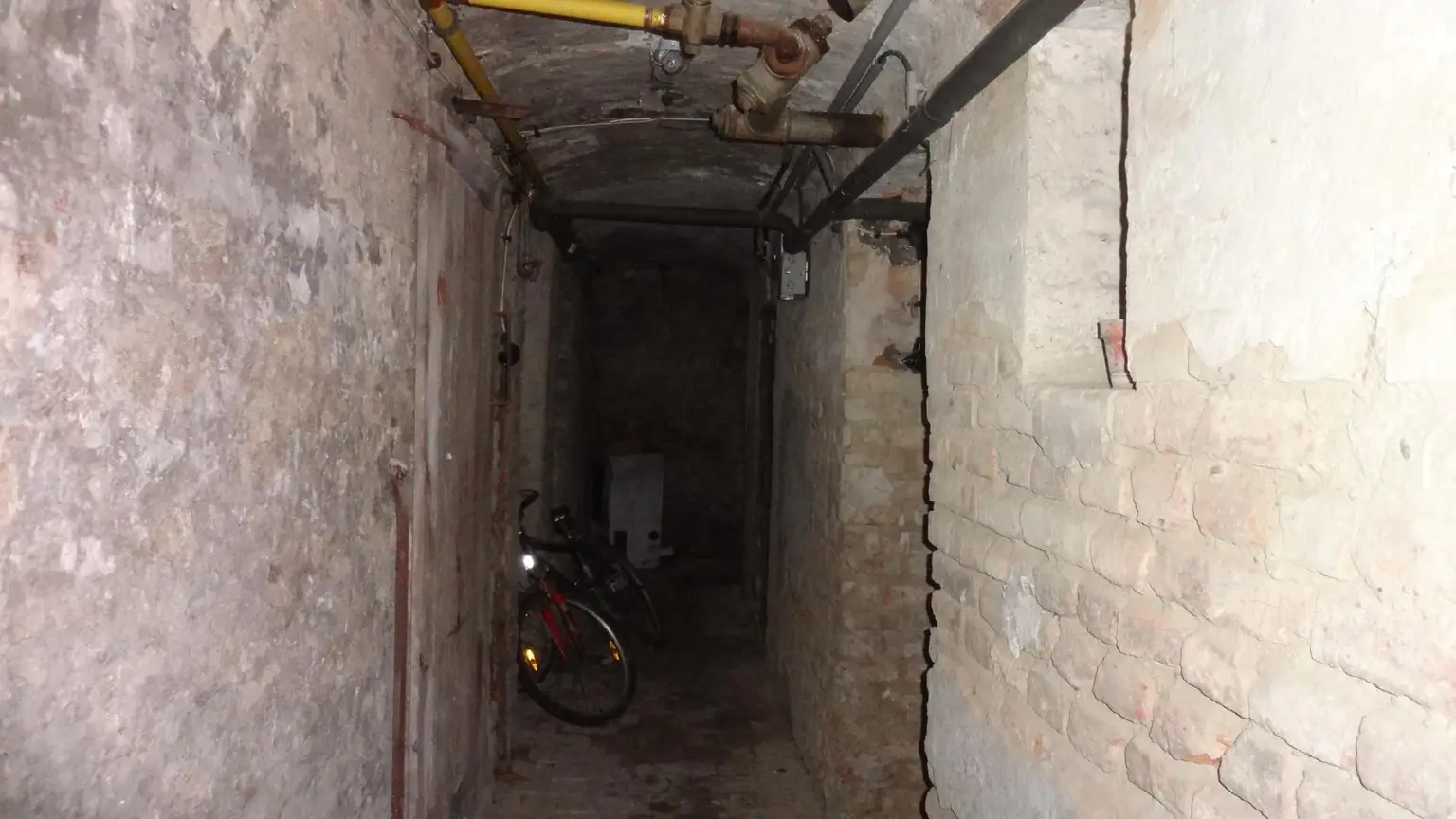 Kleines Zinshaus  -  Anlageobjekt mit Entwicklungspotential! ca. 3,3% Rendite! Befristet vermietet!