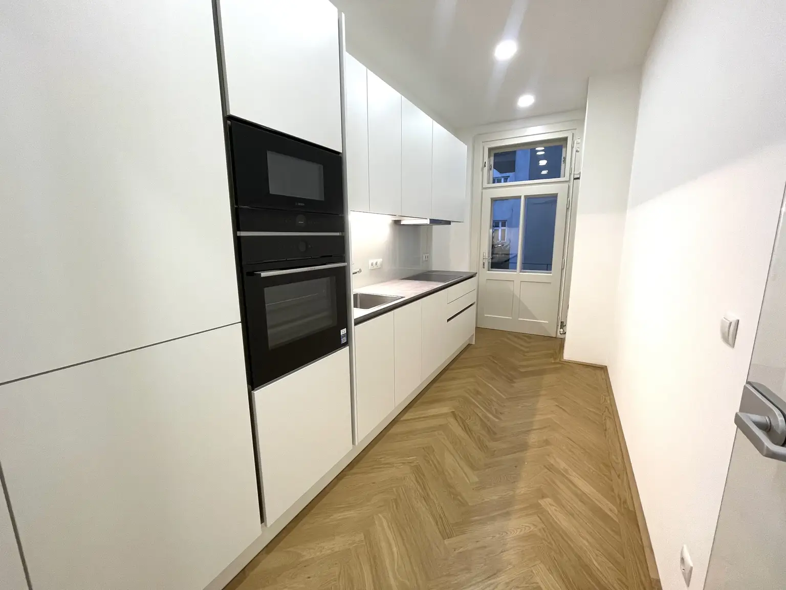 Bezaubernde 3-Zimmer-Wohnung mit kleinen Balkonen und Grünblick