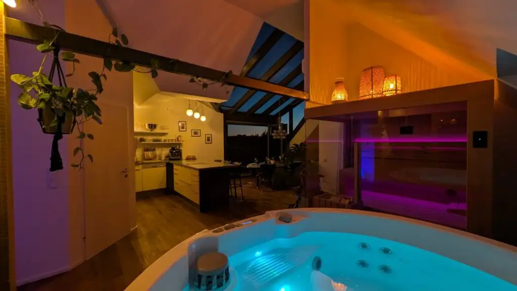 Dachgeschoss-Maisonette mit Loft-Charakter, Wellness-Oase & Weitblick