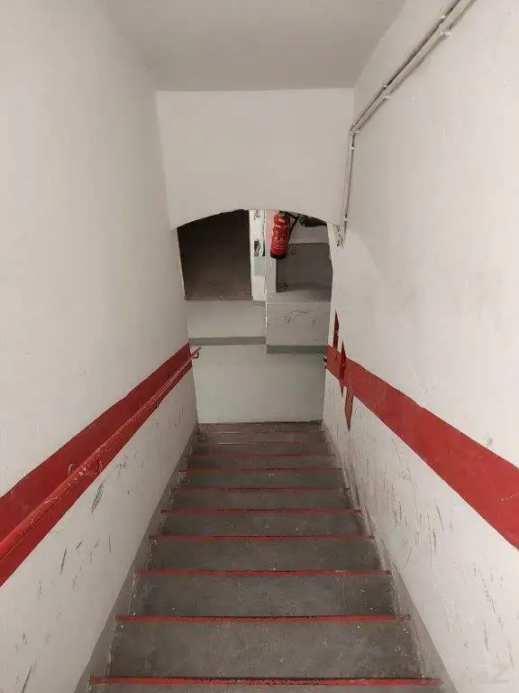 Geschäftslokal mit Verkaufsraum, Büroräumen, Lagerräumen im UG und Parkplätzen bei Dietrichsteinplatz zu vermieten!