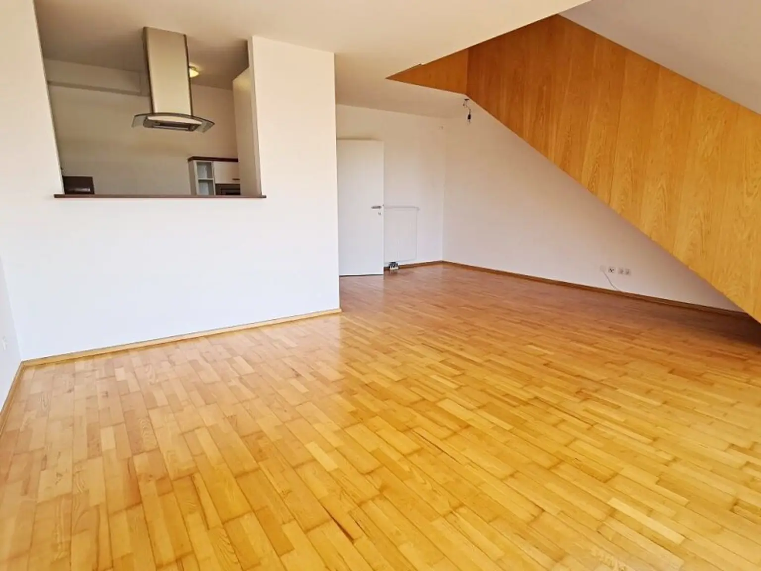 INNSTRASSE, FERNBLICK, unbefristete 97 m2 Dachgeschoß-Maisonette mit Loggia, 2 Zimmer, Komplettküche, Wannenbad, Parketten, gefördert