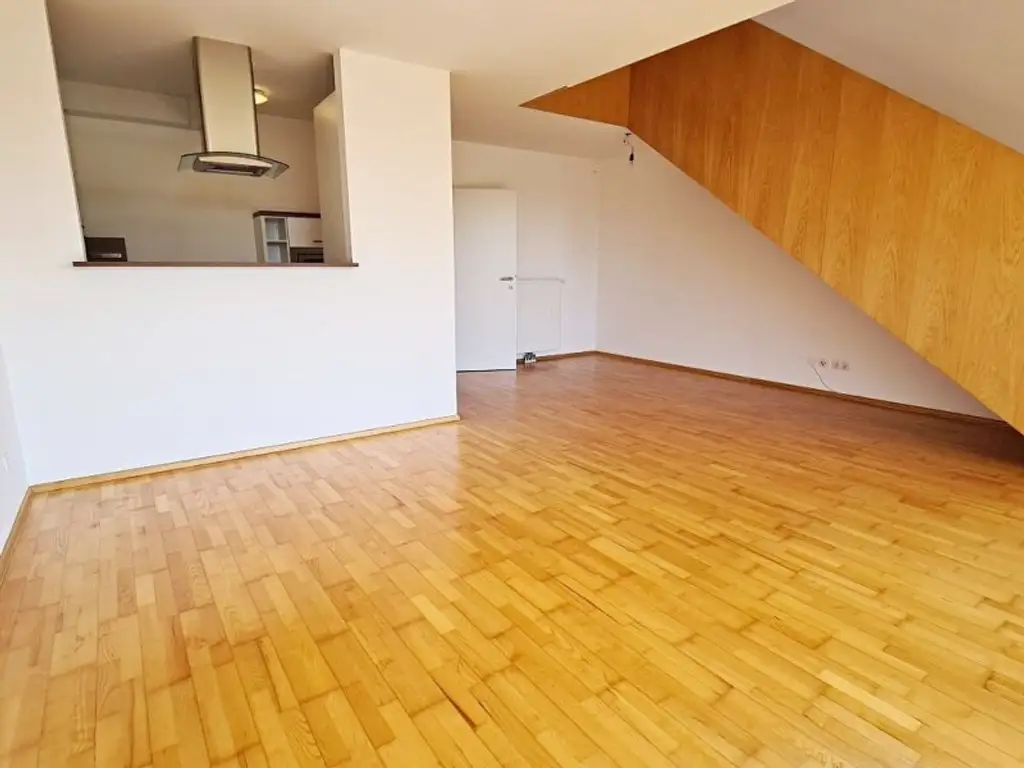 INNSTRASSE, FERNBLICK, unbefristete 97 m2 Dachgeschoß-Maisonette mit Loggia, 2 Zimmer, Komplettküche, Wannenbad, Parketten, gefördert