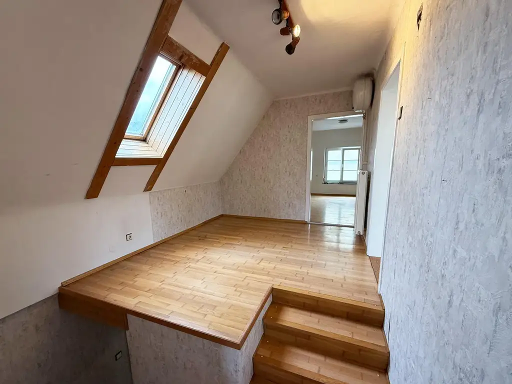 Bürgerliches Einfamilienhaus mit viel Platz, liebenswerten Garten und tollem Ausblick!