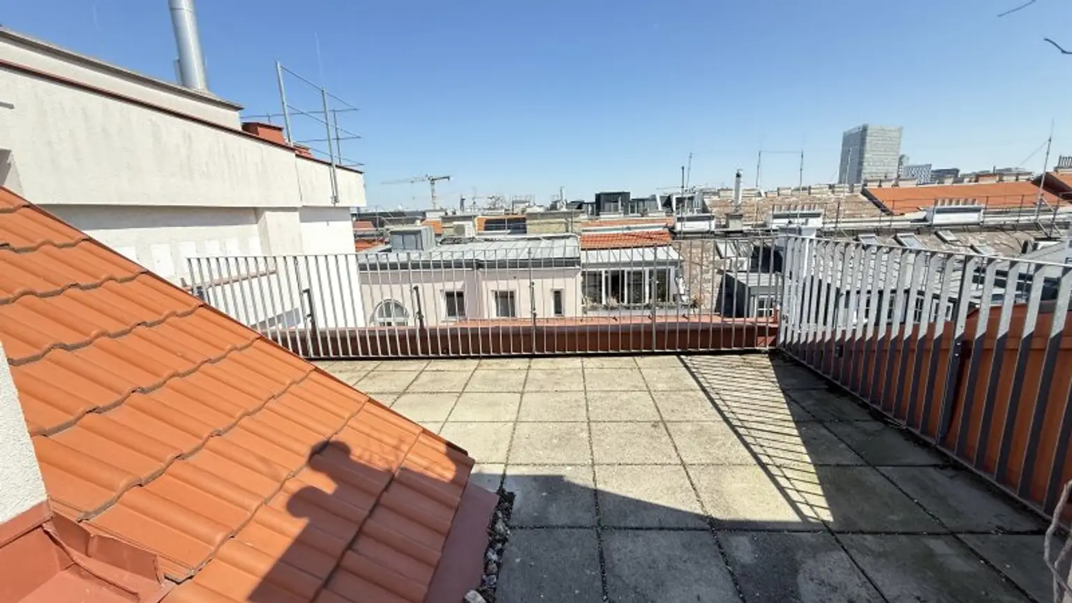 Unbefristete 4 Zimmer-Dachgeschosswohnung mit Dachterrasse ab sofort zur Anmietung frei!
