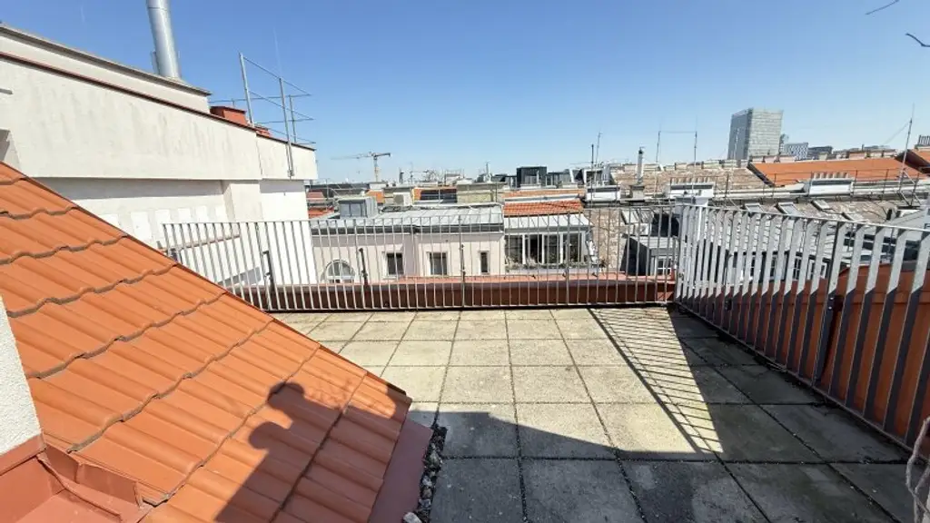 Unbefristete 4 Zimmer-Dachgeschosswohnung mit Dachterrasse ab sofort zur Anmietung frei!