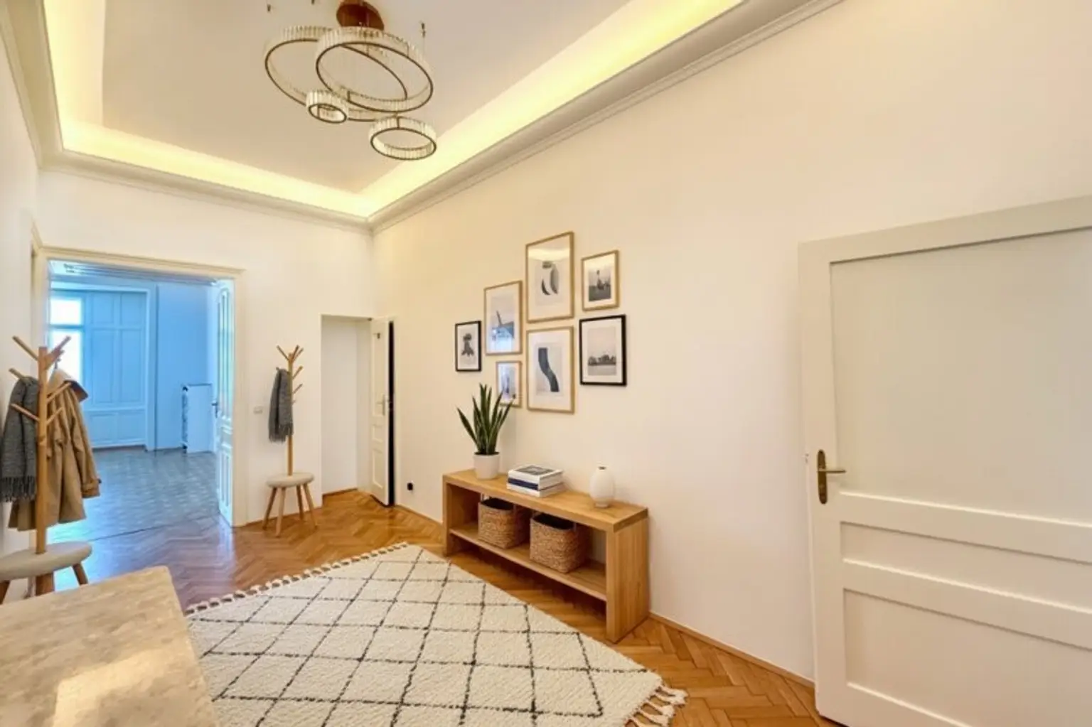 Nähe Stadtpark: Großzügige 137 m² Altbauwohnung mit kleinem Balkon