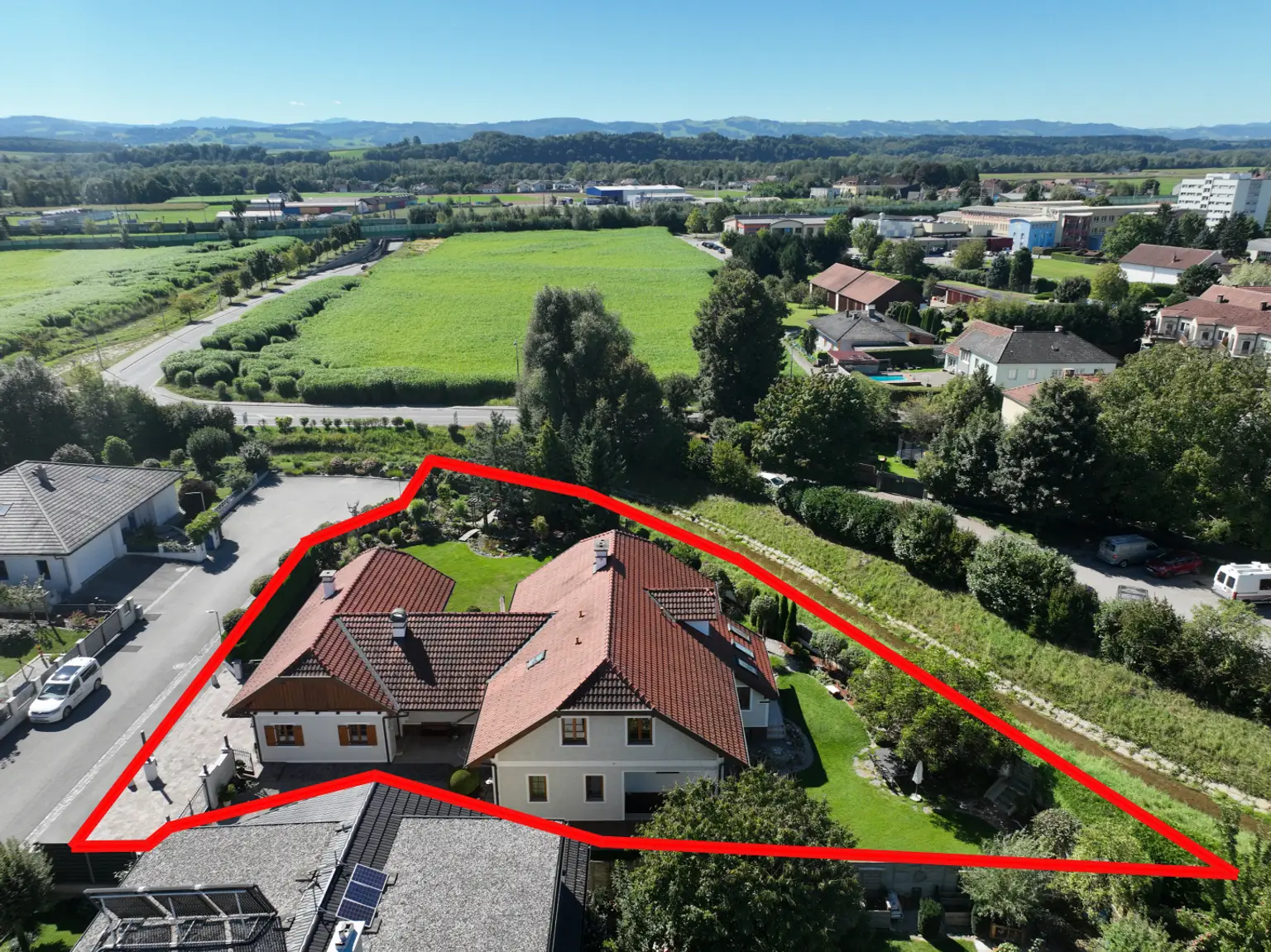 Haus auf großem Grundstück