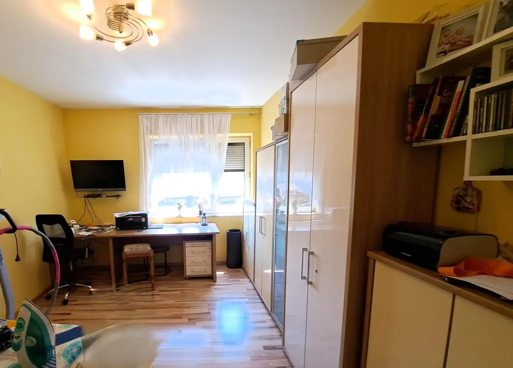Wohnjuwel mit 2 Wohnungen (ca. 290 m² Wfl.), 2 Terrassen, Gartenareal mit Pool & Poolhaus - Neuzeug