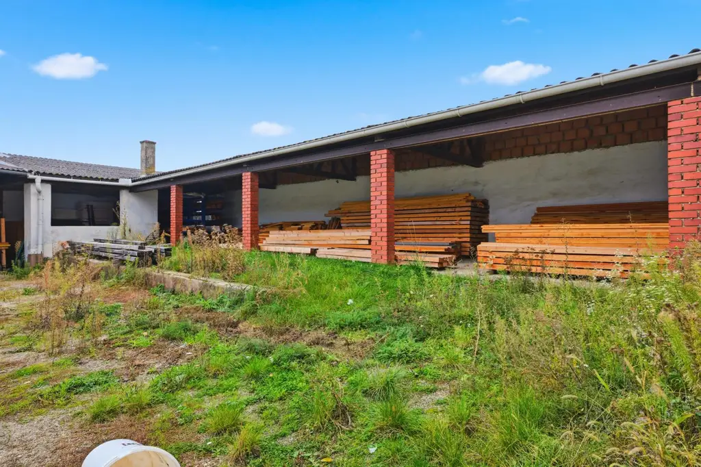 Vielseitige Gewerbe- und Wohnliegenschaft: diverse Hallenflächen, Wohngebäude und ein großzügiges Grundstück!