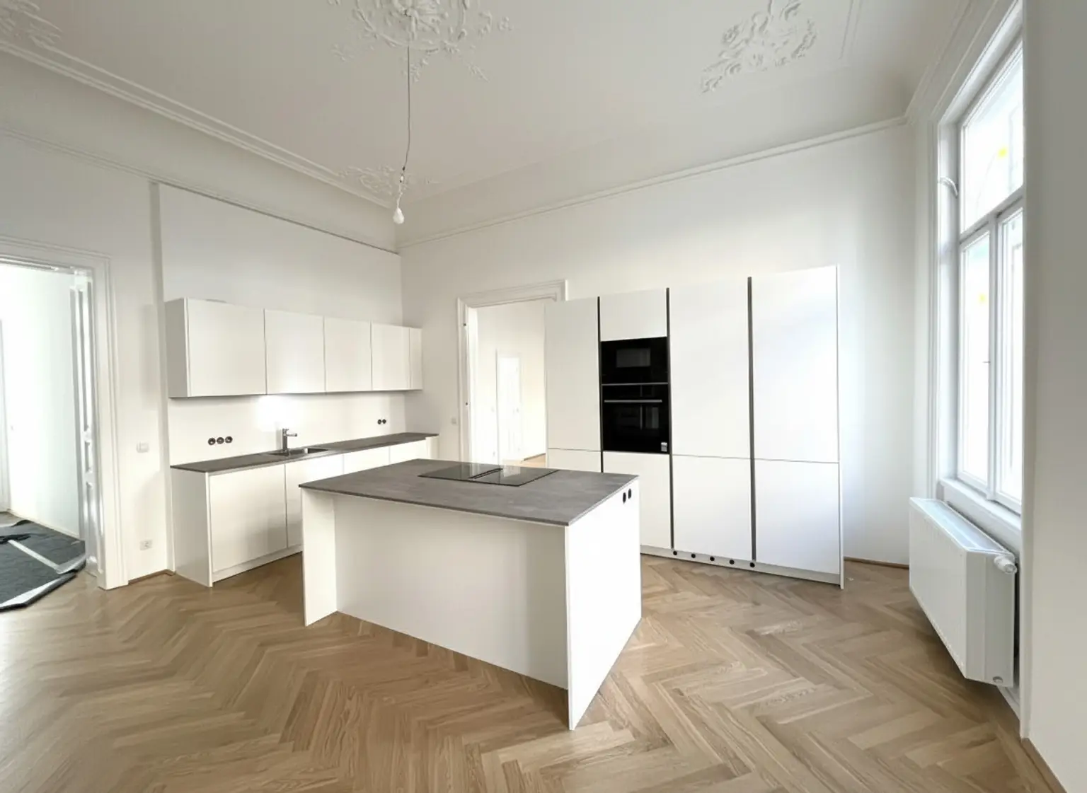 ERSTBEZUG NACH GENERALSANIERUNG: Einzigartige helle Altbauwohnung mit Stuckdecken in ruhiger Lage