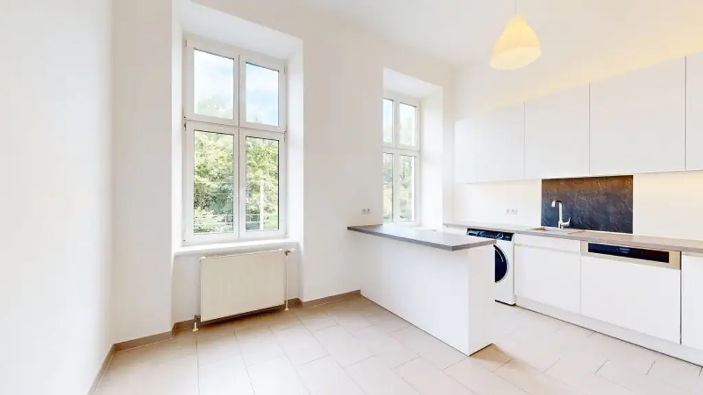 Große und klassisch schöne Altbau-Wohnung | 5 Zimmer | 2 Bäder | Lift | am Liechtensteinpark