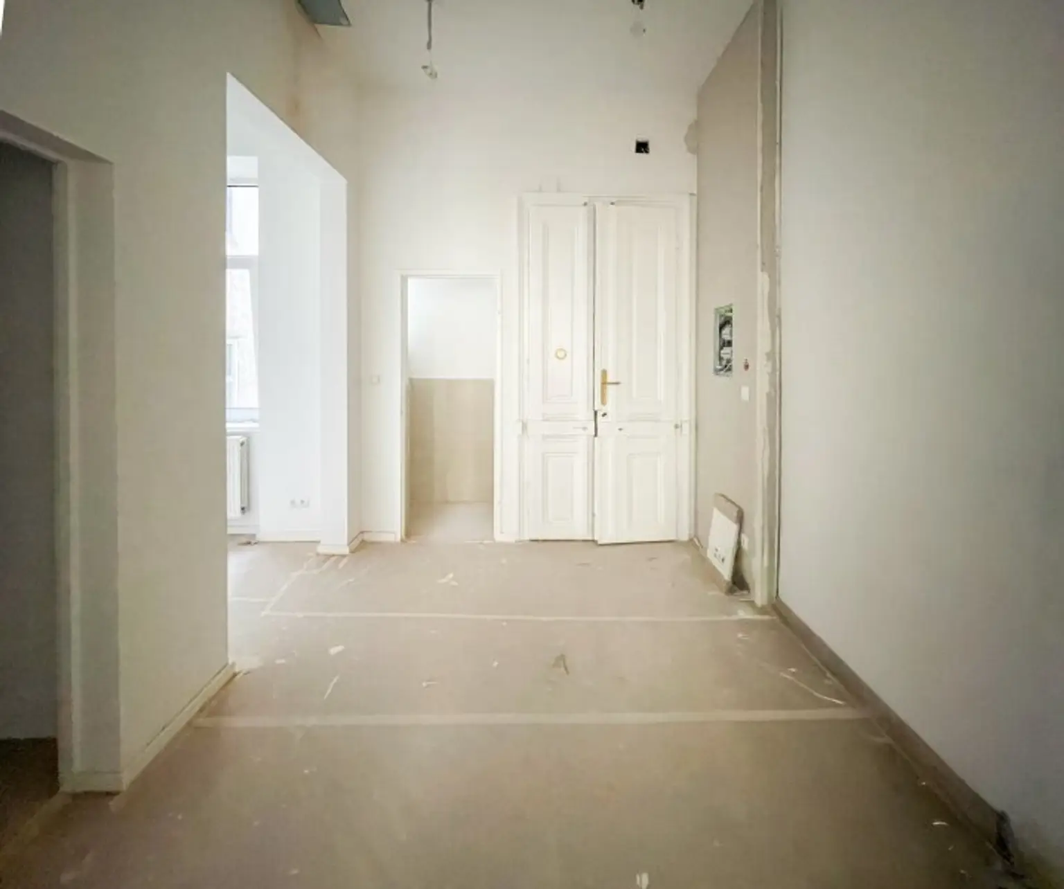 HISTORISCHES ZINSHAUS: wunderschön sanierte 2-Zimmer-Altbauwohnung