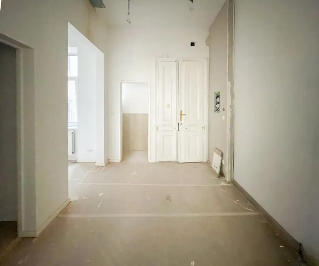 HISTORISCHES ZINSHAUS: wunderschön sanierte 2-Zimmer-Altbauwohnung