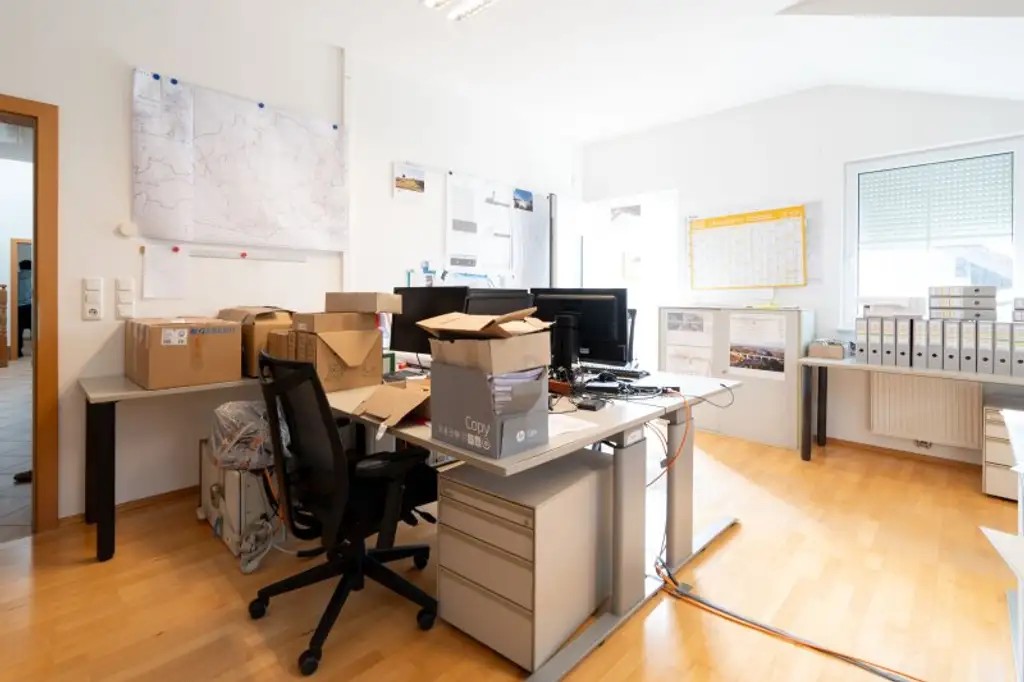 Komfortables 2-Zimmer Büro mit Küche & Bad im 1. OG in Pinsdorf zu mieten!