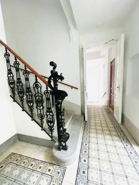 Stadt-Wohnung, 2-Zimmer, sanierungsbefürftig für 200.000 €