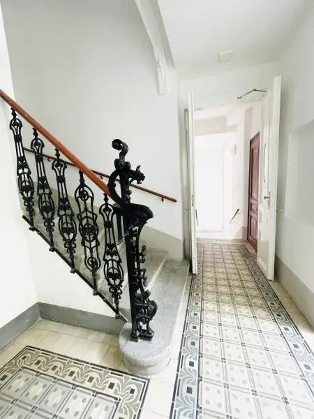 Stadt-Wohnung, 2-Zimmer, sanierungsbefürftig für 200.000 €