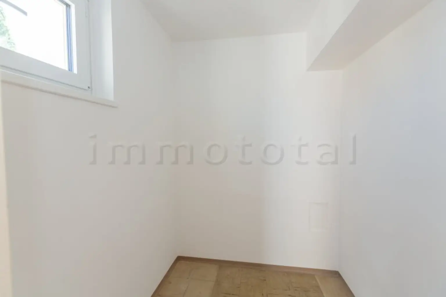Rainergasse: Sonnige Dachgeschosswohnung mit 12 m2 Südterrasse und optionalen KFZ-Stellplätzen
