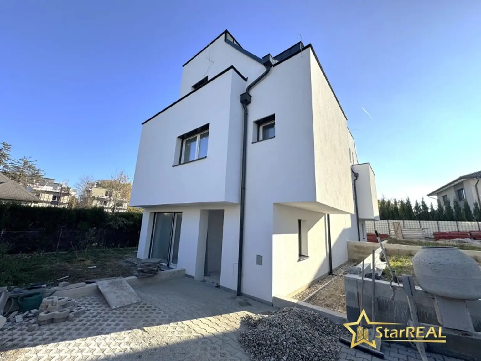 TOP DEAL! SCHLÜSSELFERTIGES EINZELHAUS! 5 ZIMMER/ 3 BADEZIMMER/ 3 TOILETTEN. INKLUSIVE STELLPLATZ.