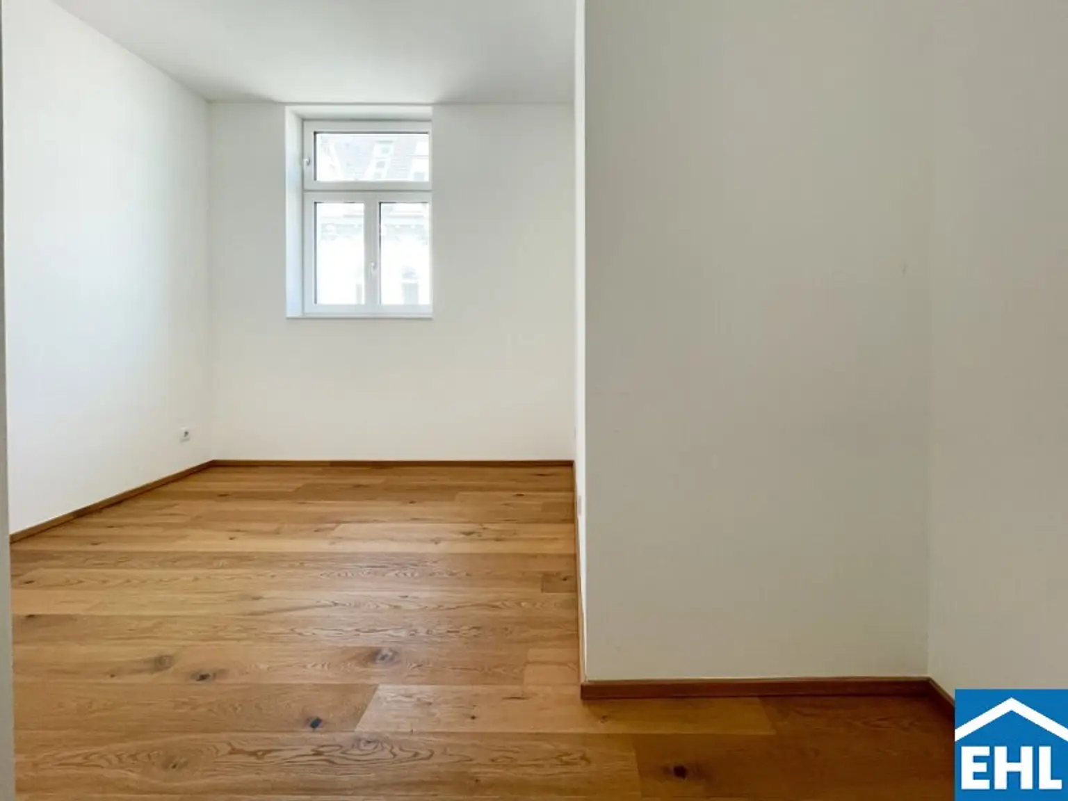 Im Dachgeschoßausbau: 3-Zimmerwohnung mit Balkon in U-Bahn-Nähe