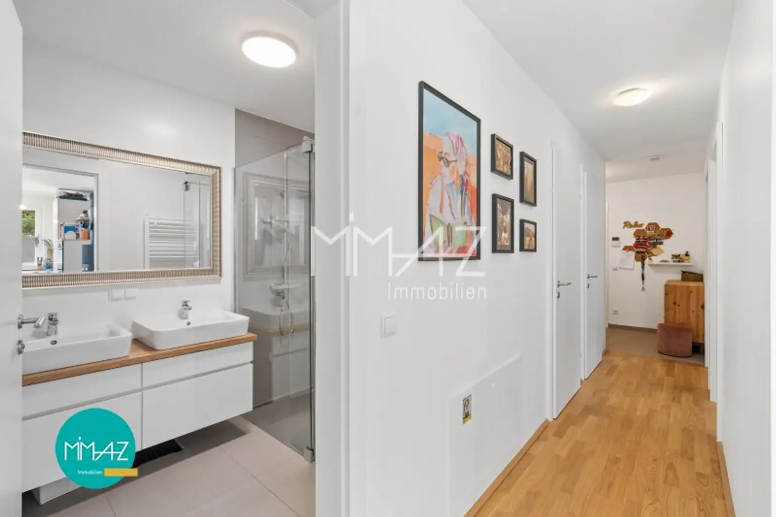 Flur mit Blick ins Badezimmer