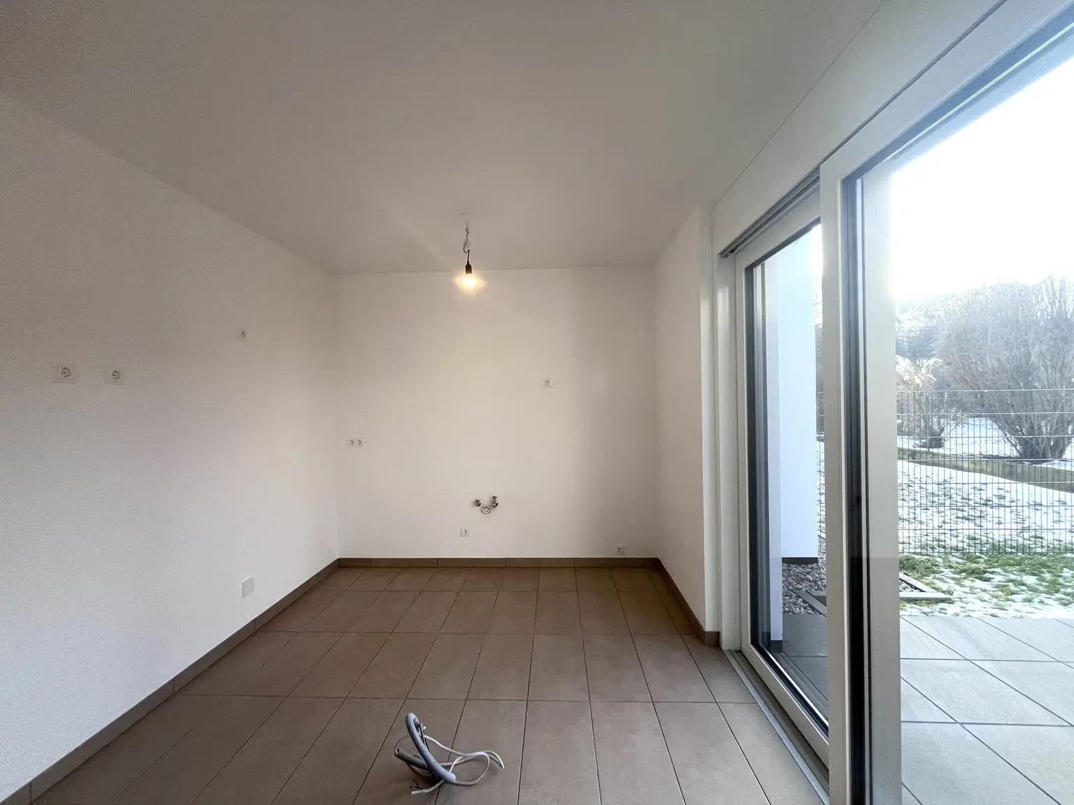 Erstbezug !! Traumhafte Doppelhaushälfte , Wohnkeller  mit Garten und 2 Stellplätzen!