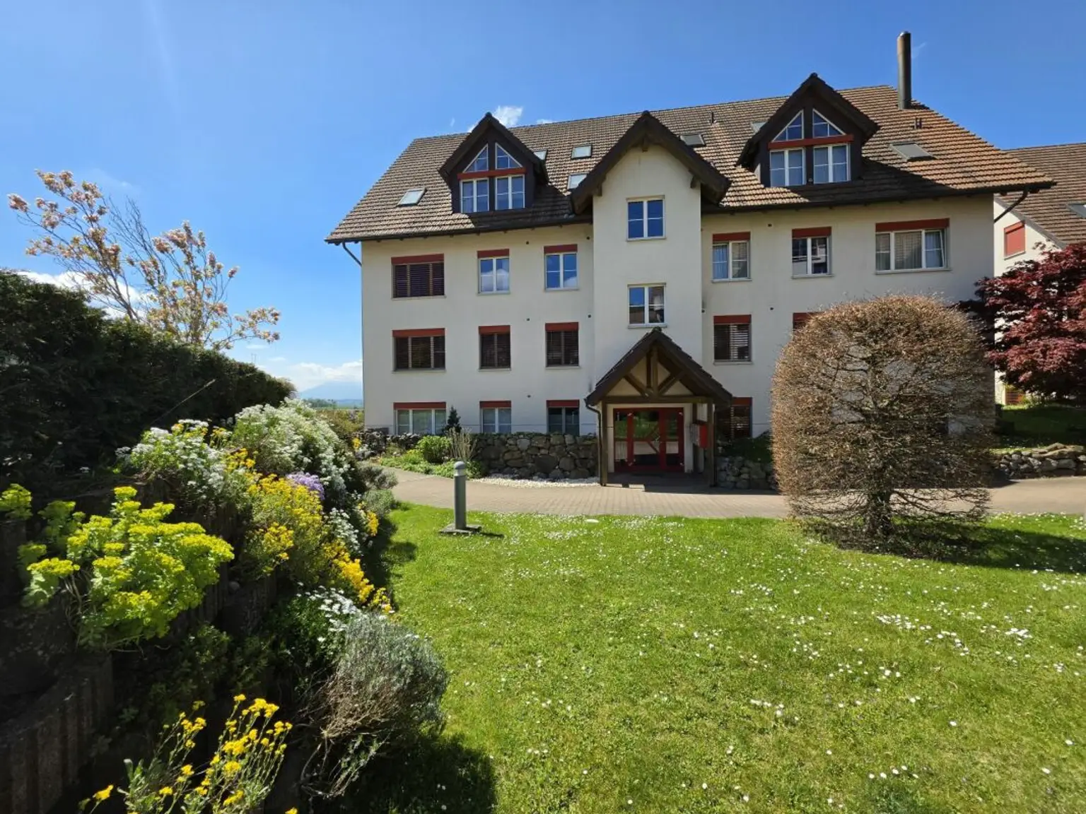 Dachgeschoss Wohnung mit wunderbarer Aussicht, an ruhiger, kinderfreundlicher Lage!
