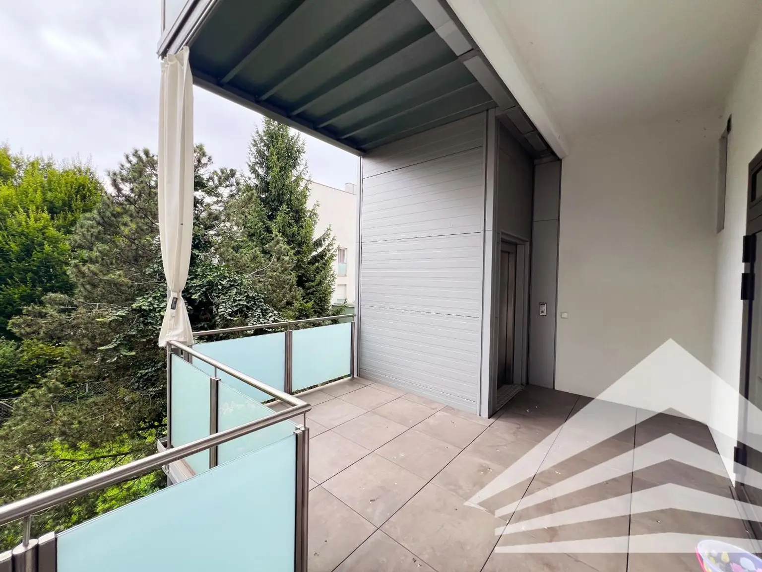 Wunderschöne 3 Zimmer-Altbauwohnung mit Küche und großem Balkon im Linzer Zentrum!